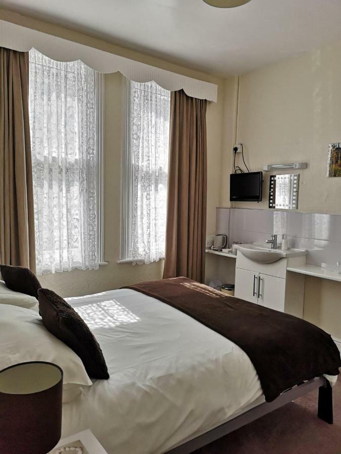 Sylvern House Hotel สการ์โบโรห์ ภายนอก รูปภาพ